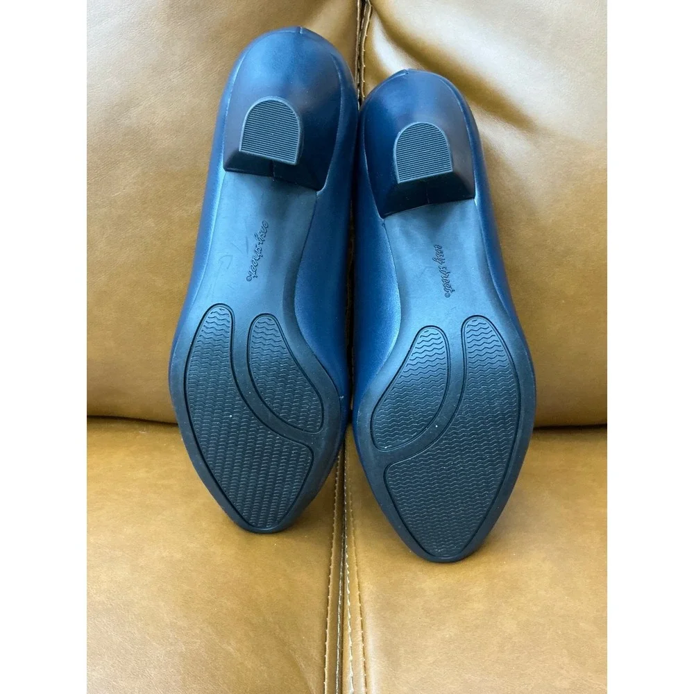 Easy Street Fabulous Pumps Womens 7W Navy New Round Toe Comfort Kitten Heel